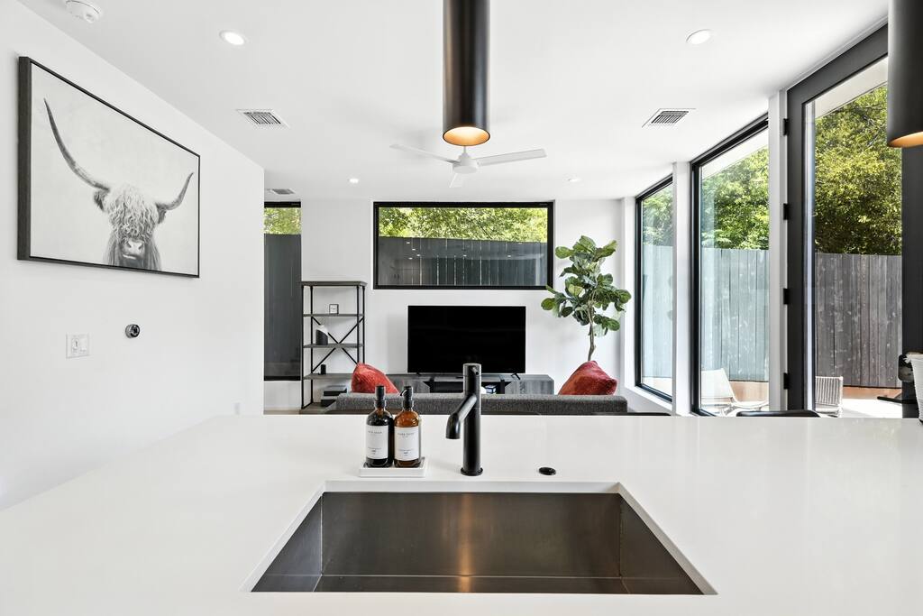 the-lunith-retreat-or-stylish-casita-w-hot-tub/