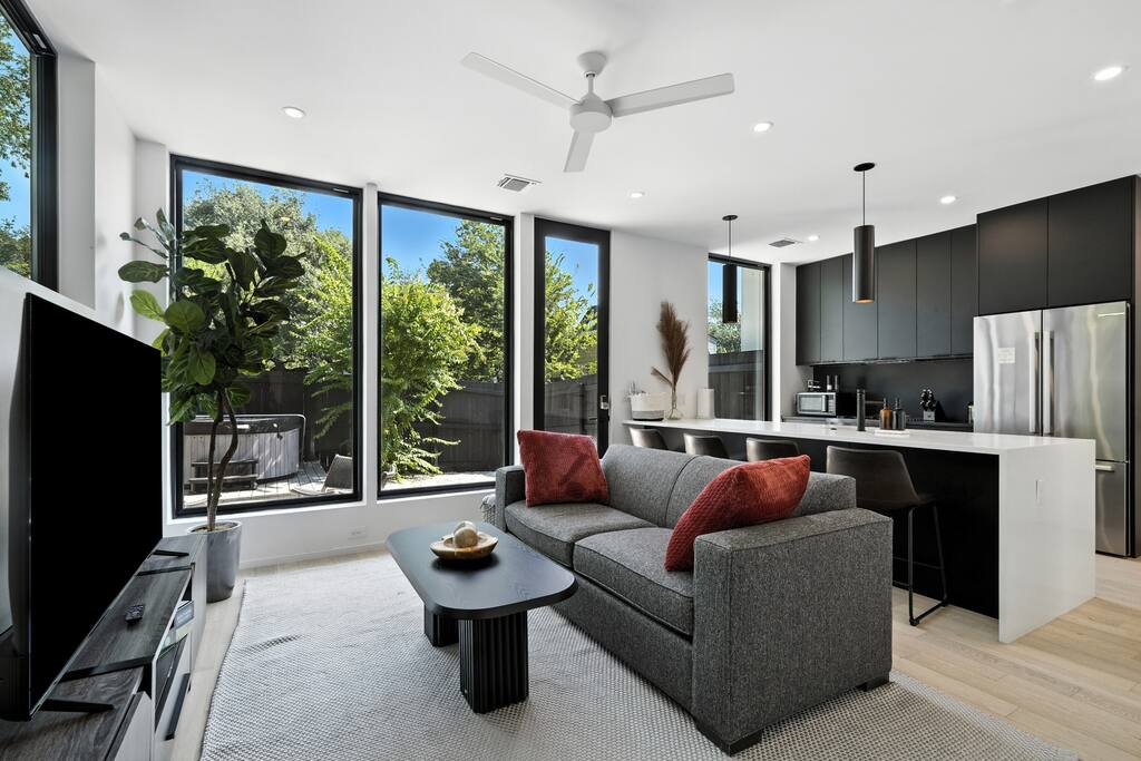 the-lunith-retreat-or-stylish-casita-w-hot-tub/