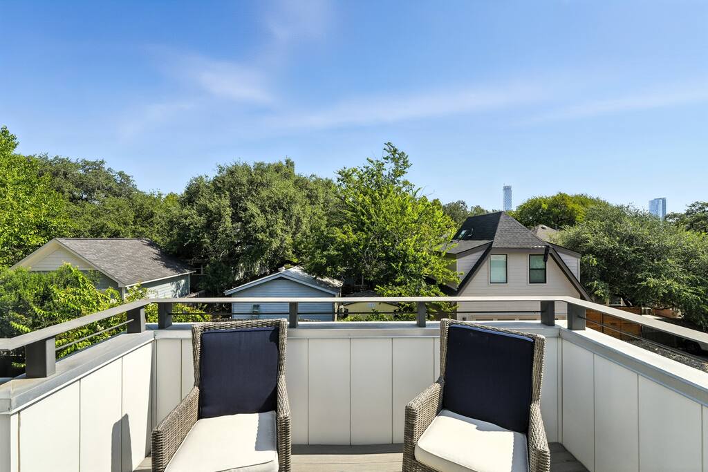 the-lunith-retreat-or-stylish-casita-w-hot-tub/