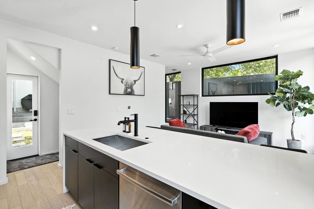 the-lunith-retreat-or-stylish-casita-w-hot-tub/