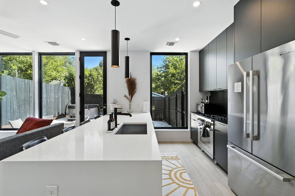 the-lunith-retreat-or-stylish-casita-w-hot-tub/