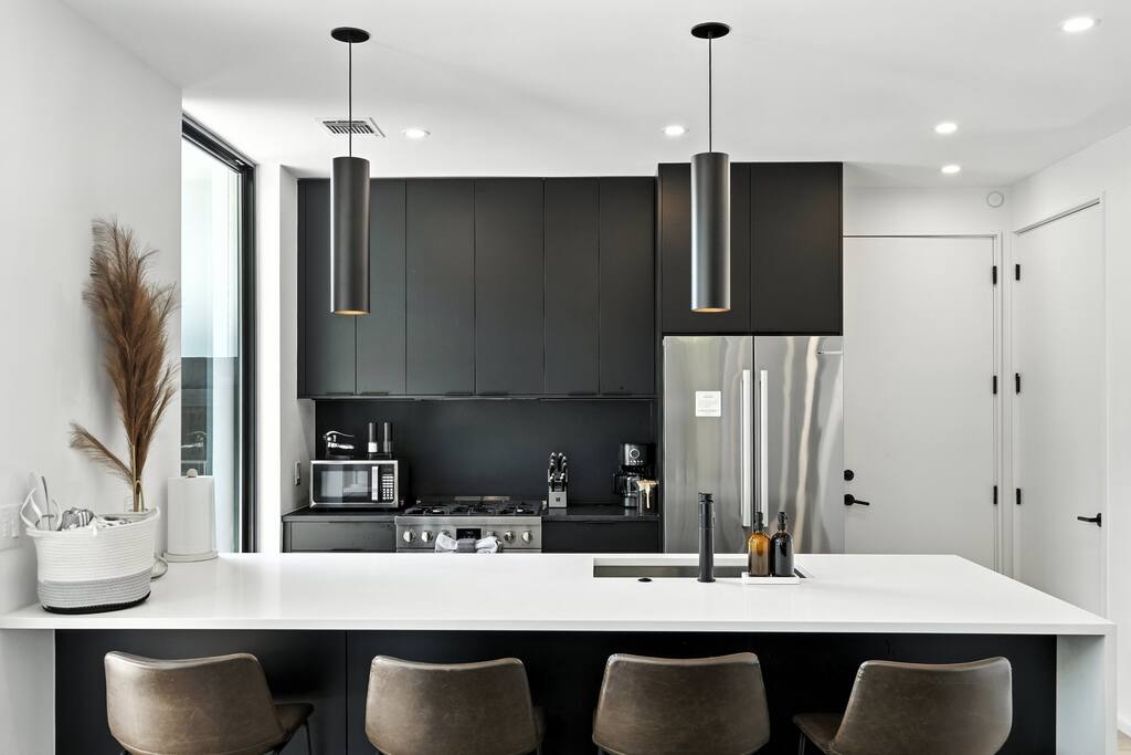 the-lunith-retreat-or-stylish-casita-w-hot-tub/