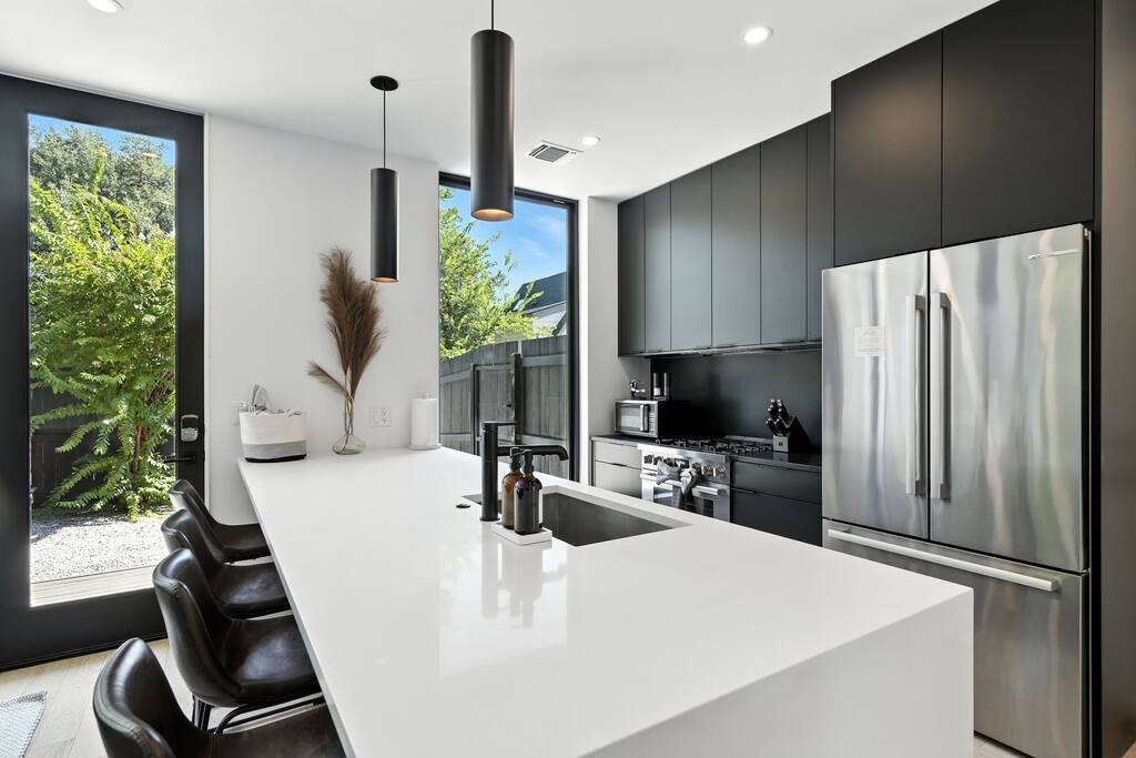 the-lunith-retreat-or-stylish-casita-w-hot-tub/