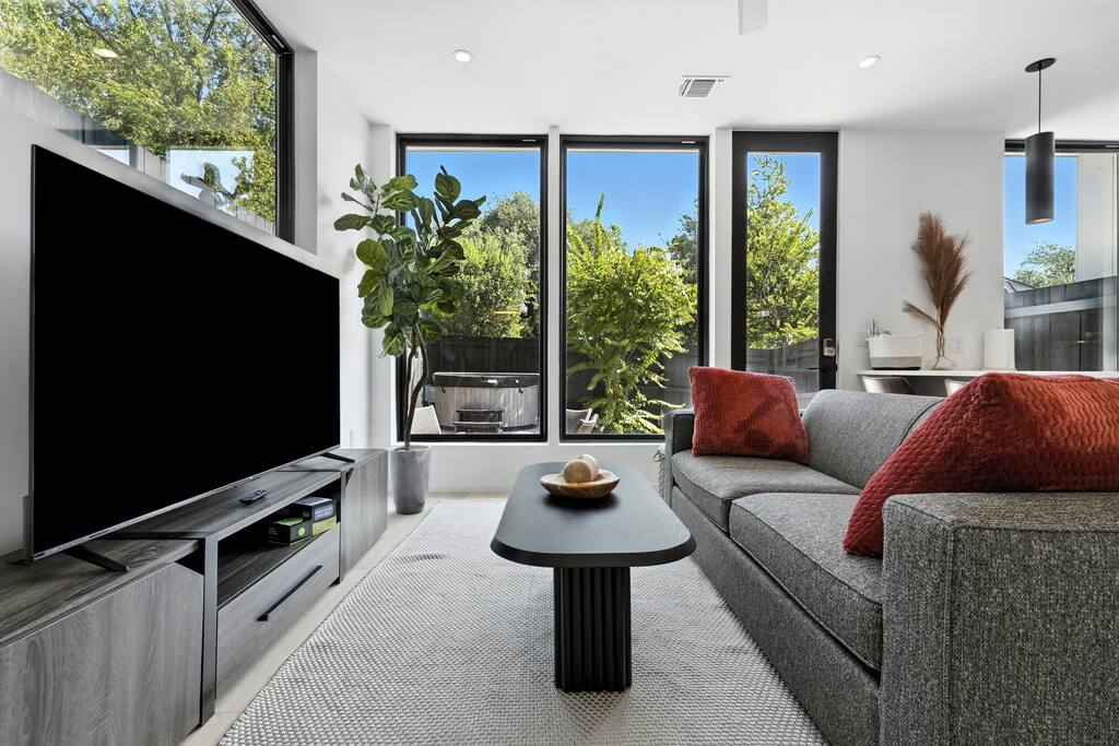 the-lunith-retreat-or-stylish-casita-w-hot-tub/