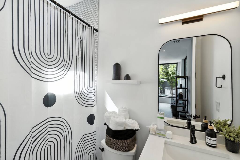 the-lunith-retreat-or-stylish-casita-w-hot-tub/