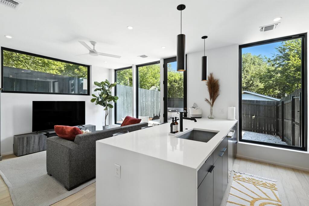 the-lunith-retreat-or-stylish-casita-w-hot-tub/