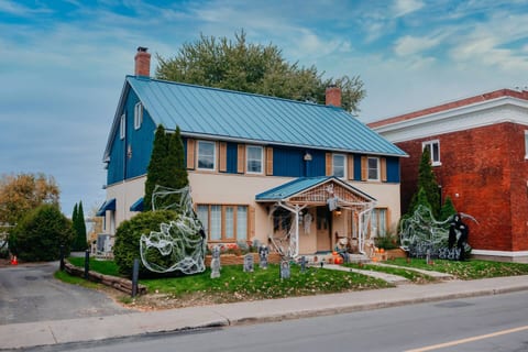 Escapade Chambly | 4BR Spa Retreat
