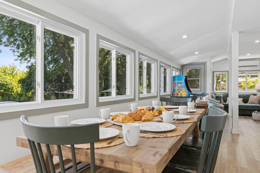 escapade-chambly-or-4br-spa-retreat/