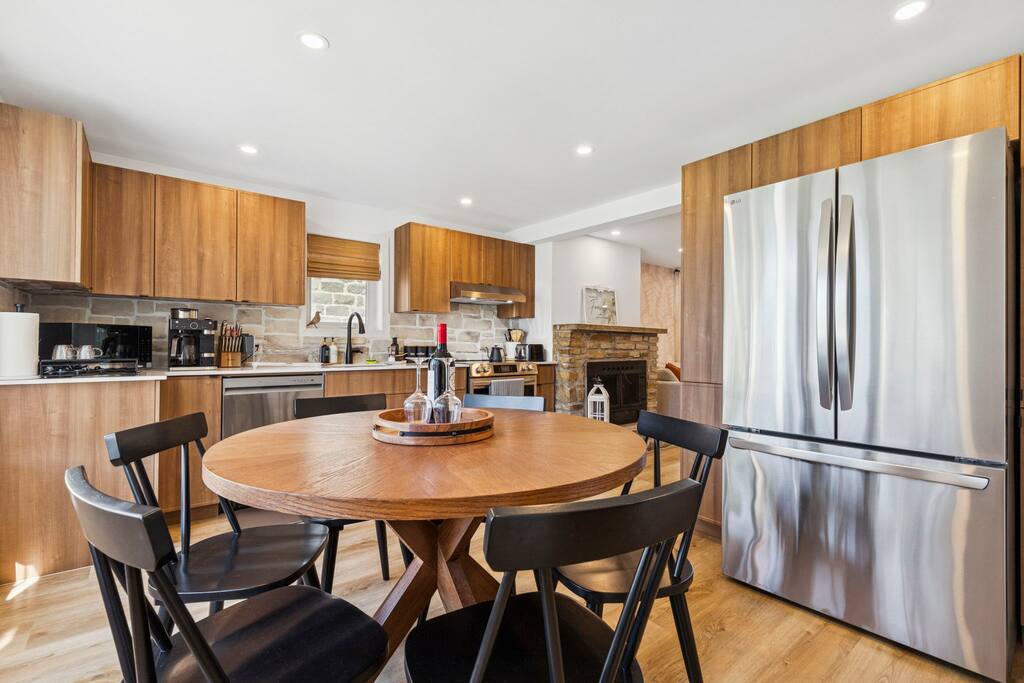 escapade-chambly-i-8br-lake-and-spa/