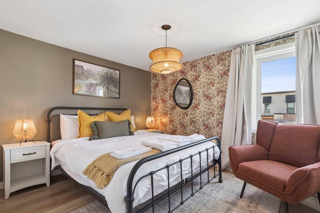 escapade-chambly-i-8br-lake-and-spa/