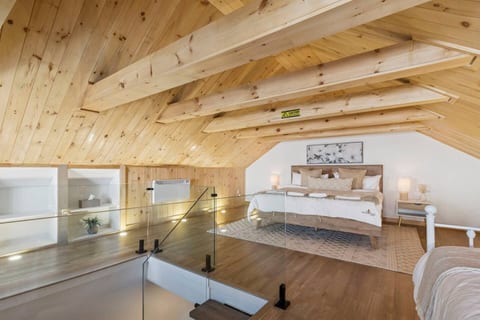 Escapade Chambly I 8BR Lake House with 2 Hot Tubs