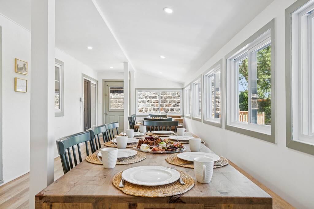 escapade-chambly-i-8br-lake-and-spa/