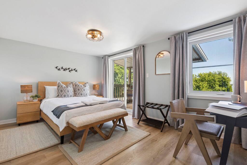 escapade-chambly-i-8br-lake-and-spa/