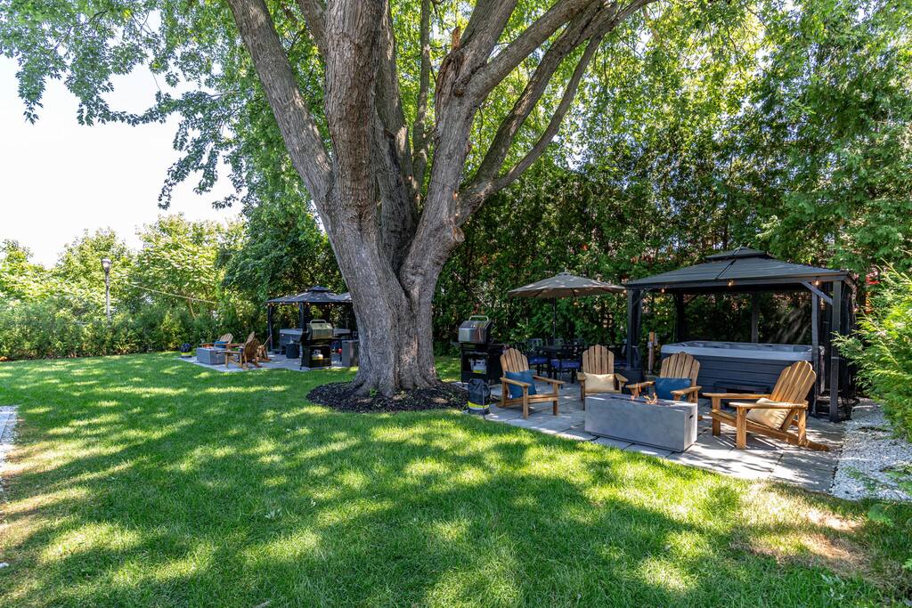 escapade-chambly-i-8br-lake-and-spa/