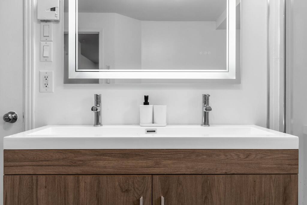 cozy-2br-apt-in-dix30-close-2-dt/