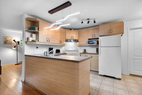 Cozy 2BR Apt in DIX30 Close 2 DT