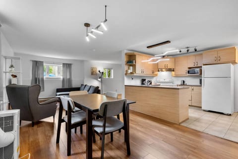 Cozy 2BR Apt in DIX30 Close 2 DT