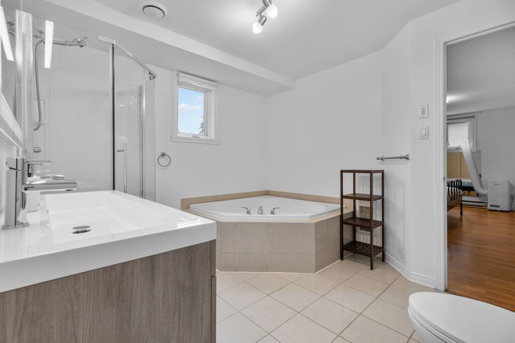 cozy-2br-apt-in-dix30-close-2-dt/