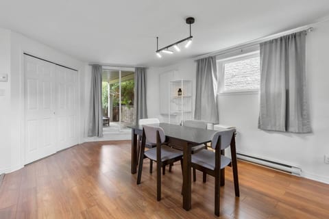 Cozy 2BR Apt in DIX30 Close 2 DT