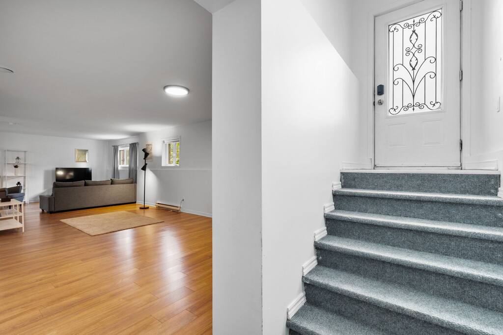 cozy-2br-apt-in-dix30-close-2-dt/