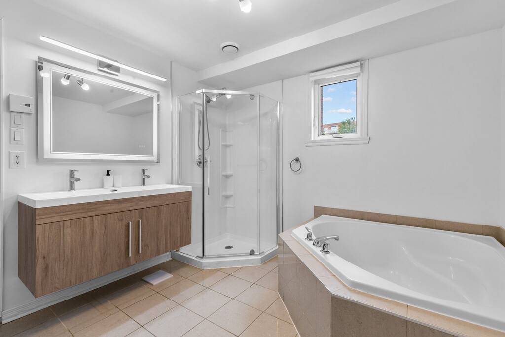 cozy-2br-apt-in-dix30-close-2-dt/