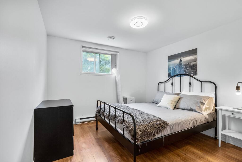 cozy-2br-apt-in-dix30-close-2-dt/