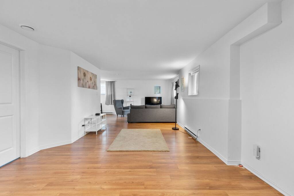 cozy-2br-apt-in-dix30-close-2-dt/