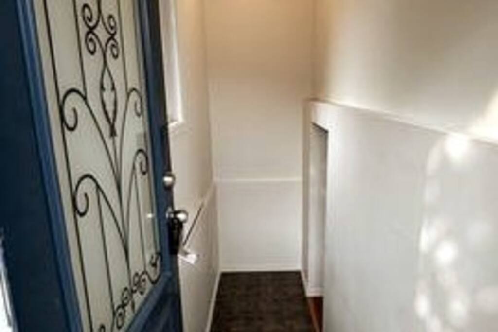 cozy-2br-apt-in-dix30-close-2-dt/