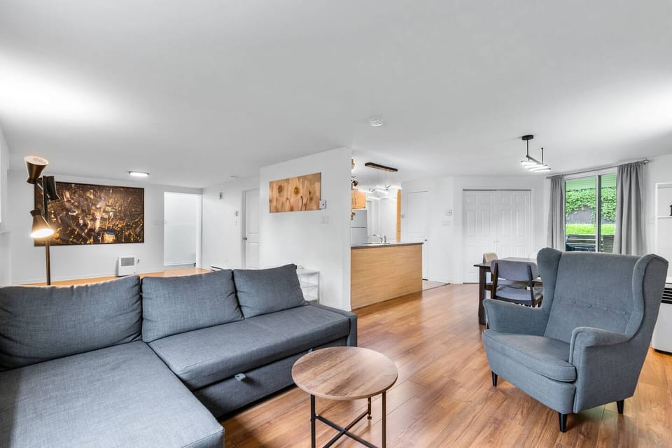 Cozy 2BR Apt in DIX30 Close 2 DT - Brossard