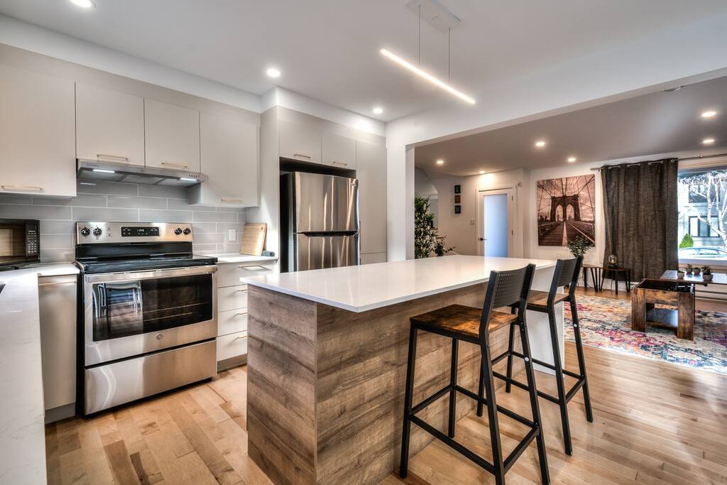 spacious-home-w-backyard-and-sun-loungers/