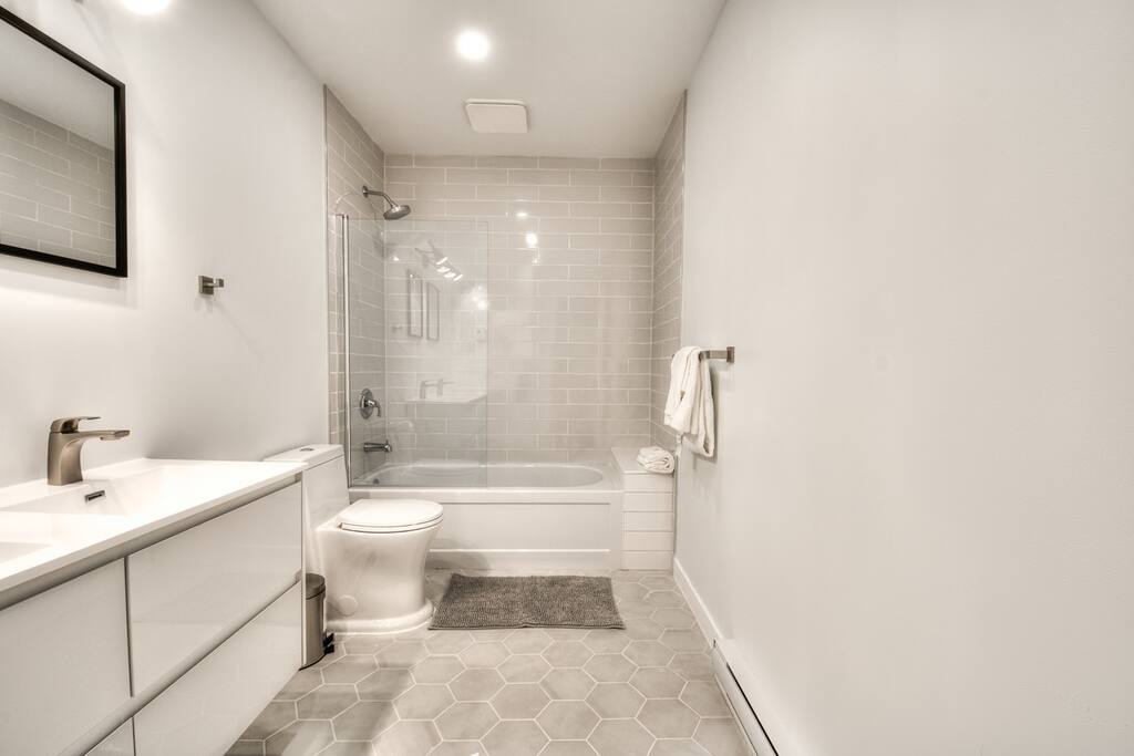 spacious-home-w-backyard-and-sun-loungers/