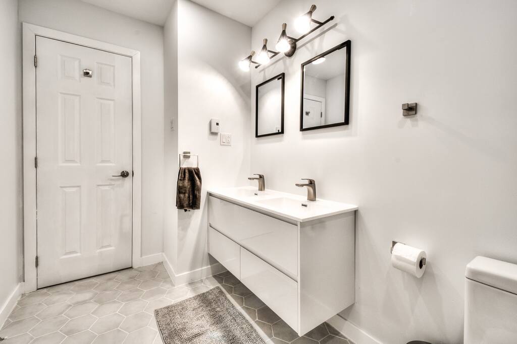 spacious-home-w-backyard-and-sun-loungers/