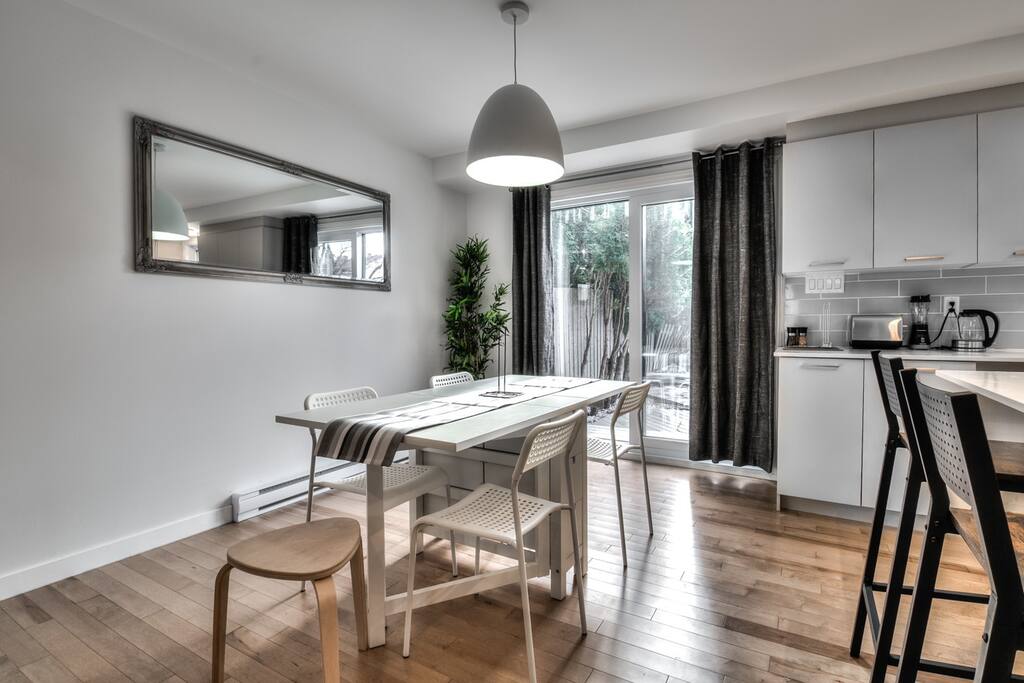 spacious-home-w-backyard-and-sun-loungers/