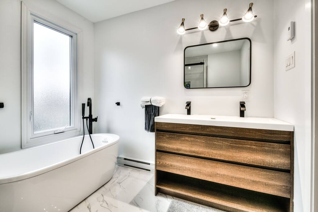 spacious-home-w-backyard-and-sun-loungers/