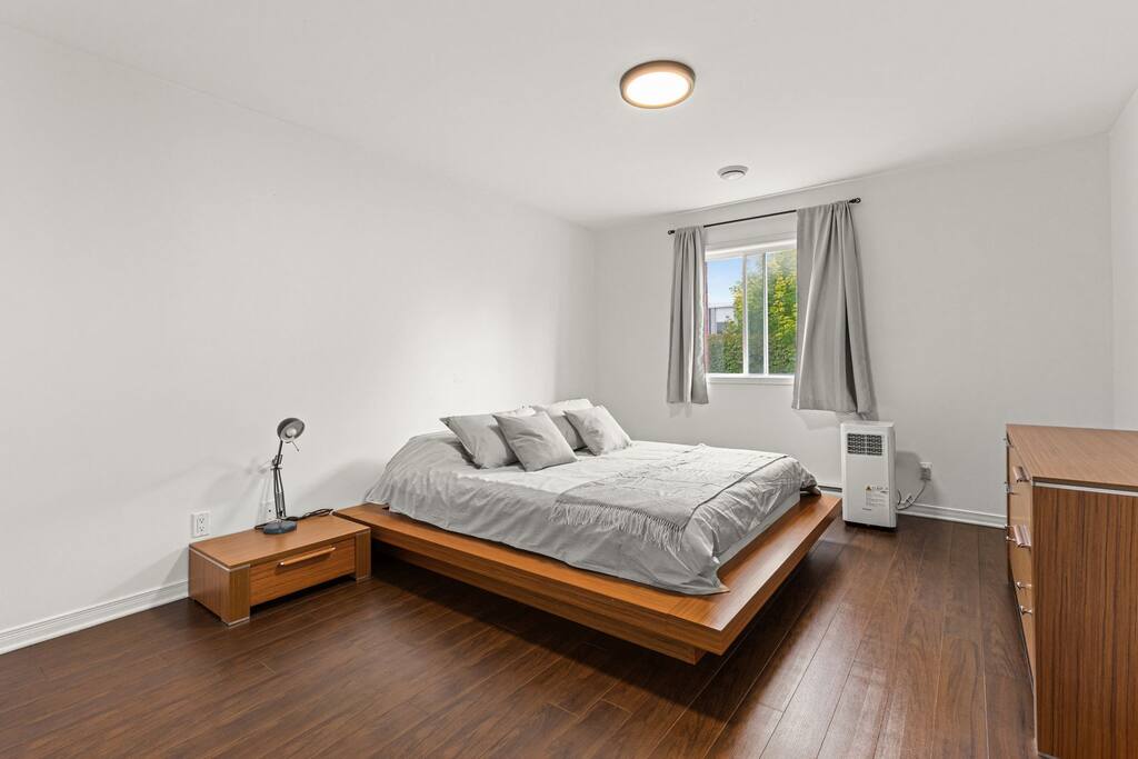 lovely-2-bedroom-apt.-in-dix30-close-to-dt/