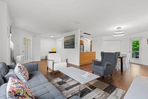 Lovely 2-bedroom Apt. in DIX30 close to DT