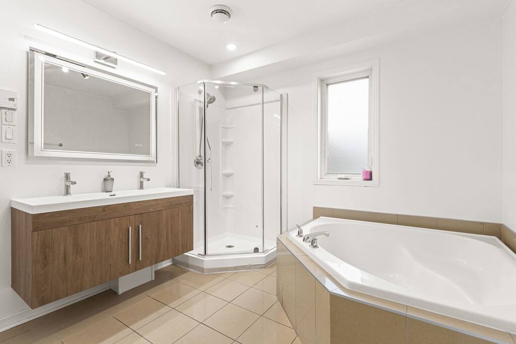 lovely-2-bedroom-apt.-in-dix30-close-to-dt/