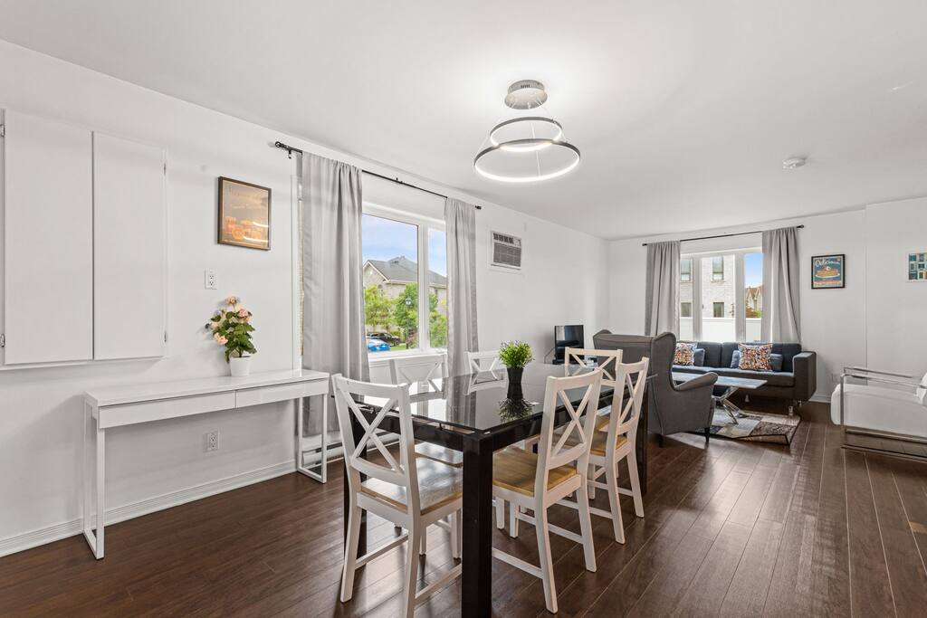 lovely-2-bedroom-apt.-in-dix30-close-to-dt/