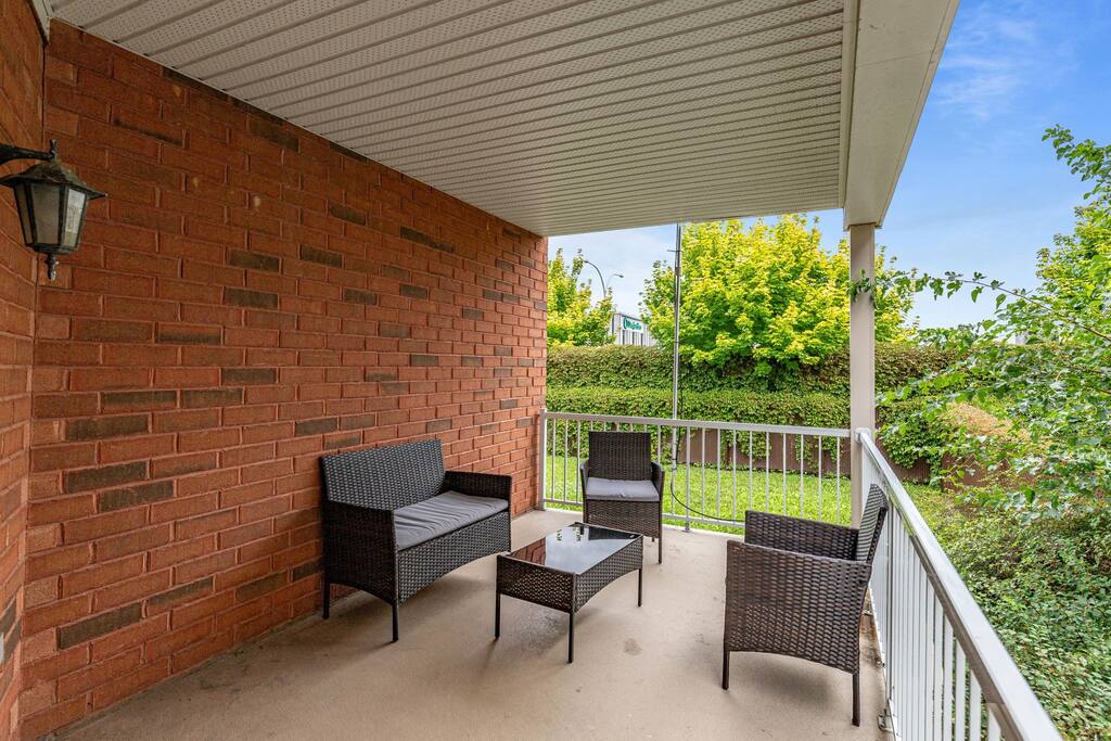 lovely-2-bedroom-apt.-in-dix30-close-to-dt/