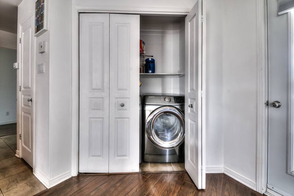 lovely-2-bedroom-apt.-in-dix30-close-to-dt/