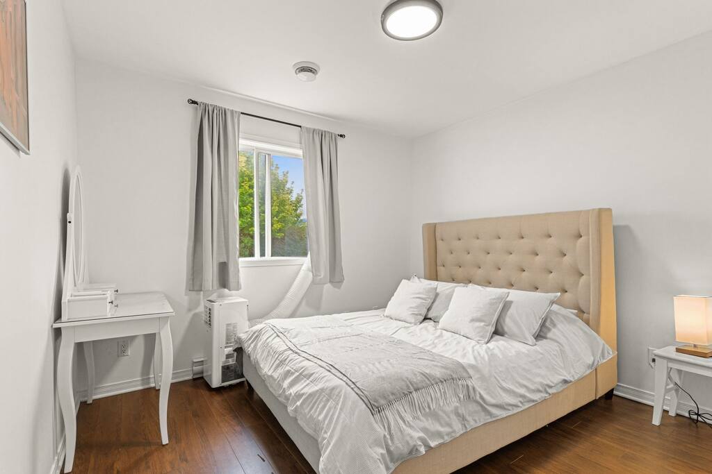 lovely-2-bedroom-apt.-in-dix30-close-to-dt/