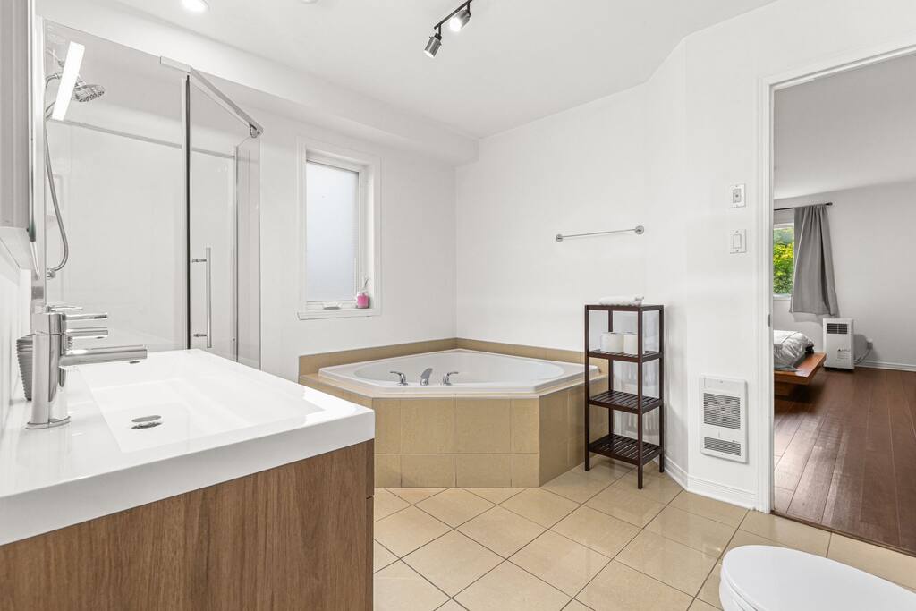 lovely-2-bedroom-apt.-in-dix30-close-to-dt/