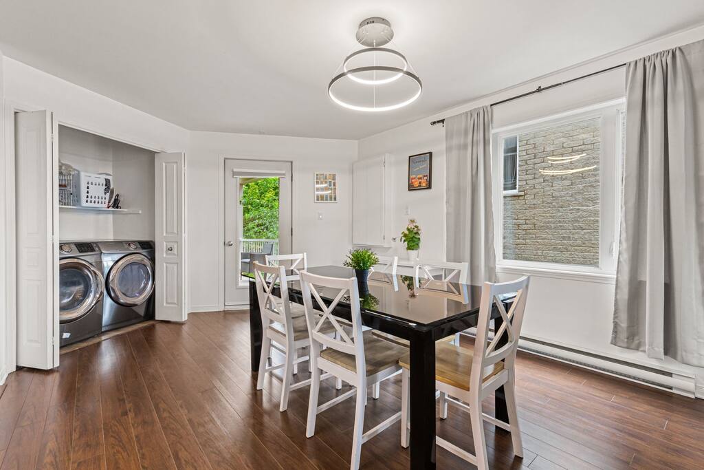 lovely-2-bedroom-apt.-in-dix30-close-to-dt/