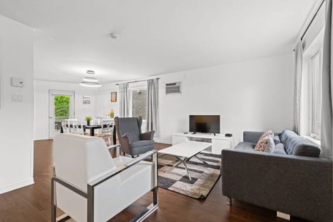 Lovely 2-bedroom Apt. in DIX30 close to DT