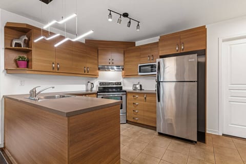 Lovely 2-bedroom Apt. in DIX30 close to DT