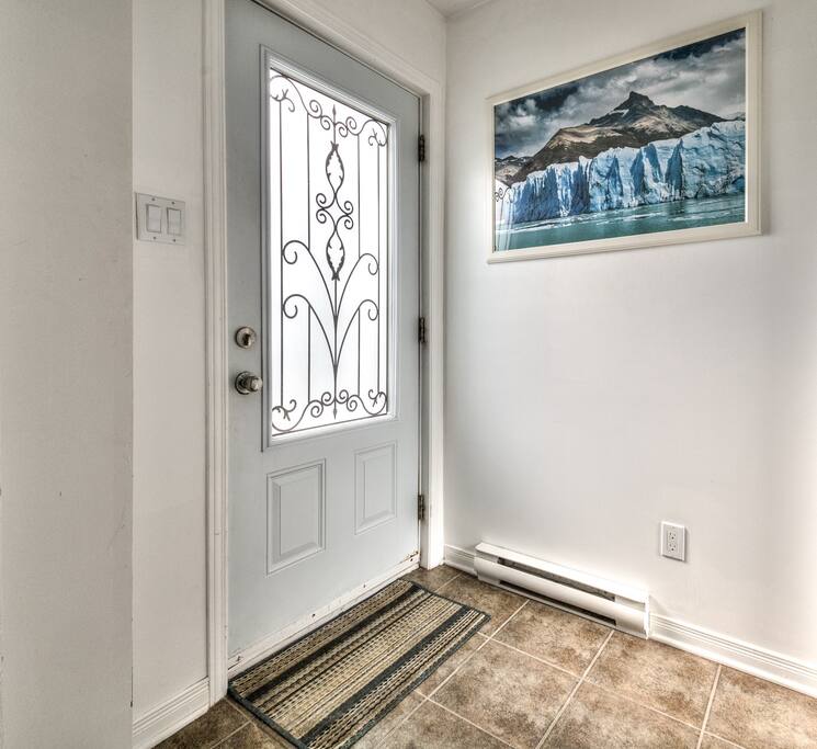 lovely-2-bedroom-apt.-in-dix30-close-to-dt/