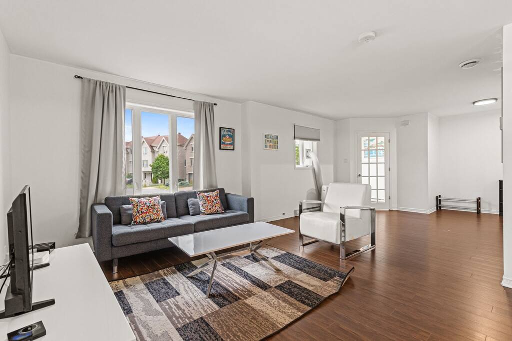 lovely-2-bedroom-apt.-in-dix30-close-to-dt/