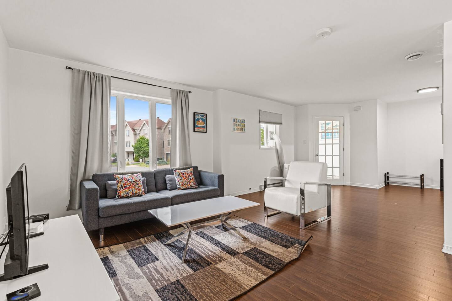 Lovely 2-bedroom Apt. in DIX30 close to DT