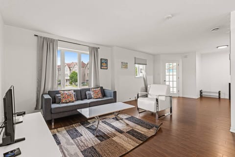 Lovely 2-bedroom Apt. in DIX30 close to DT