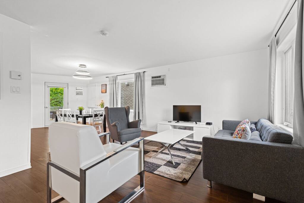 lovely-2-bedroom-apt.-in-dix30-close-to-dt/